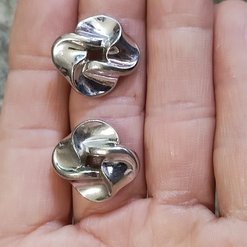 CROWN TRIFARI VINTAGE PAT PENDING SILVER-TONE KNOT BUTTON CLIP-ON 3/4" EARRINGS - Picture 5 of 10